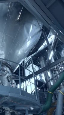 Üretim mandırasında endüstriyel atölye. Modern süt fabrikasında endüstriyel üretim hattı