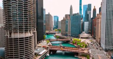 Chicago Nehri 'nin üstündeki ve üzerindeki köprülerin görüntüleri. Şehir merkezinde gündüz vakti muhteşem bir manzara..