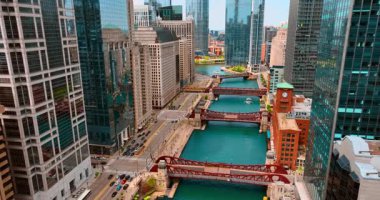 Modern metropolün şehir merkezinde. Chicago Nehri 'nin yukarısındaki görüntü. Araç nehir boyunca yol boyunca ilerliyor. Hava görünümü.