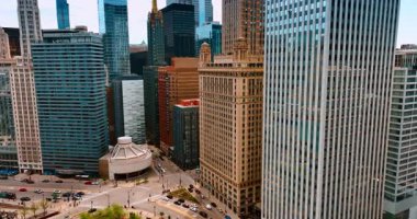 Şikago şehir merkezindeki çarpıcı gökdelenlerin görüntüsü. Canlı şehir merkezinin gündüz manzarası.