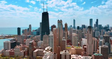 Modern Chicago 'nun gökdelenleri ve gökdelenleri. İHA görüntüleri mavi bulutlu gökyüzünün arka planında John Hancock Center 'ın tepesine yaklaşıyor..