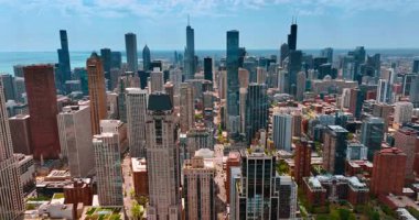 Güneşli bir günde modern Chicago, Illinois, ABD 'nin göz kamaştırıcı manzarası. Metropolis 'in merkezindeki çeşitli binaların tepesindeki insansız hava aracı görüntüleri..