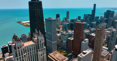 Modern Chicago, Illinois, ABD 'nin merkezindeki güzel binalar. İHA görüntüleri şehir manzarasının üzerine iniyor. Gök mavisi su manzarasının arka planında..