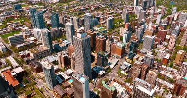 Modern Chicago 'nun yukarısında çeşitli binalar ve yeşil sokaklar var. Güneşli bir günde Panorama 'nın üzerinde İHA uçuşu.
