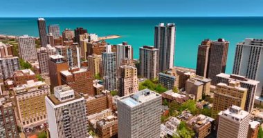 Şikago rıhtımının göz kamaştırıcı mimarisi olan güneşli manzarası. İHA görüntüleri Michigan Gölü 'nün su manzarasına yaklaşıyor..