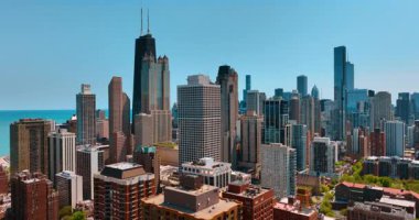 Göz kamaştırıcı modern Chicago, Illinois, ABD 'nin gökyüzünün arka planında. Güneşli bir günde şehir merkezinde insansız hava aracı görüntüleri yükseliyor..