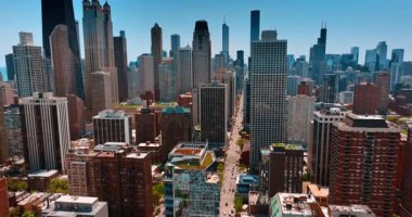 İHA görüntüleri Chicago şehir merkezinin çarpıcı manzarasına iniyor. Çok sayıda arabalı uzun düz cadde manzarası.