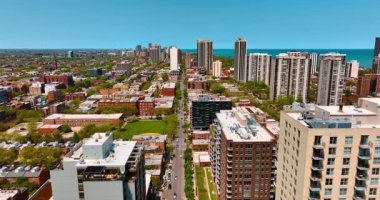 Şikago 'nun kuzeyinin göz kamaştırıcı yeşil manzarası. Michigan Gölü 'nün arka planında güzel bir şehir manzarası. Hava perspektifi.