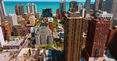 Chicago 'nun yukarısındaki çok katlı binalar. Yeşil caddenin üstündeki İHA uçağı Michigan Gölü 'nün su manzarasına çıkıyor..