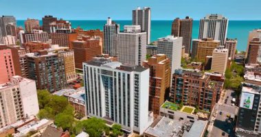 Chicago 'da çok katlı apartman blokları. Michigan Gölü kıyısındaki binaların üzerinde İHA uçuşu.