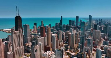 Chicago, Illinois, ABD 'deki modern gökdelenlerin tepesinde yükseliyor. Mavi deniz manzaralı Amerikan metropolünün ikonik görüntüsü. Hava görünümü.