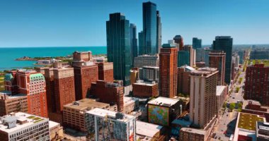 Ön cephesinde kocaman bir tavşan grafitisi olan bir binaya yaklaşıyoruz. Modern Chicago, Illinois, ABD 'nin mimarisi. Hava görünümü.