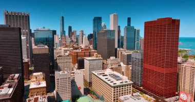 Şehir merkezindeki çeşitli gökdelenlerden oluşan bir panorama. Chicago, Illinois, ABD 'nin Skyline' ı açık gökyüzünün arka planında.