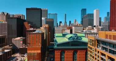 Harold Washington Kütüphane Merkezi 'nin çatısına yaklaşıyor ve uçuyor. Modern Chicago, Illinois, ABD 'nin güzel eski ve yeni mimarisi. Üst görünüm.