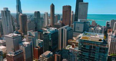 Modern Amerikan şehir merkezinin çağdaş mimarisi. Şikago, Illinois, ABD 'nin çarpıcı şehir merkezinde yükseliyor..