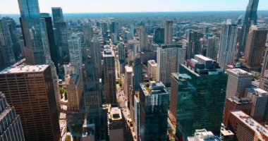 Chicago 'nun geniş manzaralı modern manzarası. Metropolis şehir merkezinde cam gökdelenler boyunca iniyor..