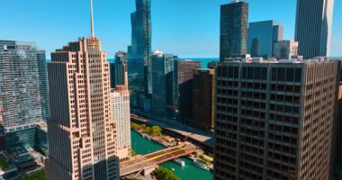 Chicago, Illinois, ABD yakınlarındaki NBC Kulesi 'ne yaklaşıyoruz. Chicago Nehri 'nin şehir merkezindeki hava manzarası..