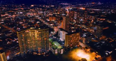 Geceleri güzel aydınlatılmış şehrin uçsuz bucaksız manzarası. İnsansız hava aracı görüntüleri modern Honolulu, Hawaii, ABD.