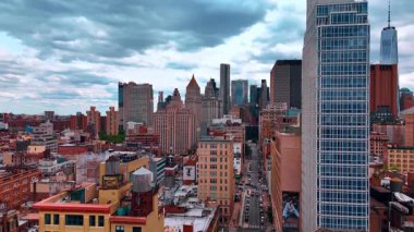 New York caddesindeki işlek yolda ilerliyoruz. Gri bulutlu bir günde Metropolis 'in üstündeki İHA görüntüleri.
