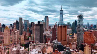 Modern Amerikan metropolünün güzel çeşitlendirilmiş mimarisi. Bulutlu bir günde New York 'un çarpıcı şehir merkezindeki hava perspektifi.