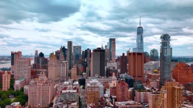 Arabalarla dolu caddeleri olan modern New York manzarası. Gökyüzünün bulutlu arkaplanındaki metropol üzerine hava perspektifi.