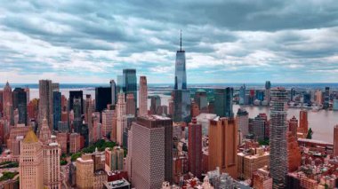 New York 'un engin manzarası üzerinde bulutlu gri gökyüzü. Arka plandaki nehir manzarası gözler önüne seriliyor. İnsansız hava aracı görüntüleri.