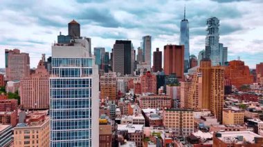 Şehir merkezinin çeşitli kentsel manzarası. Arka planda inanılmaz modern gökdelenler. New York, ABD.