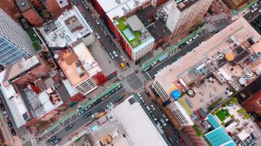 Modern metropolün bir bölgesinde yoğun bir kavşak noktası var. New York, ABD sokaklarında trafik sıkışık. Üst görünüm.