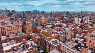 Modern New York manzarasında mimari stillerinin çeşitliliği. Bulutlu bir günde Metropolis binaları ve işlek caddeler üzerinde İHA uçuşu.