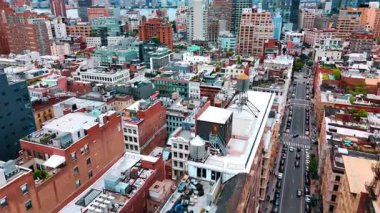 New York, ABD 'deki çeşitli apartman bloklarının üzerindeki görüntüler. Salon bölgeleri açıkken evin üstünde uçmak..