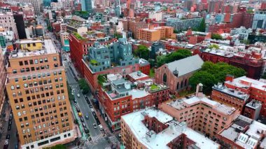 Üzerinde bahçeler olan konut binalarına uçuyorlar. Sokakta birden fazla araba park etmiş. New York, ABD 'nin havadan görüntüsü.