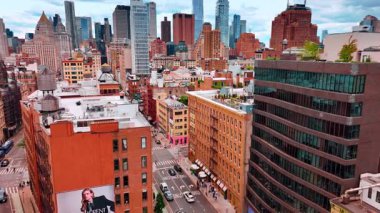 Modern New York 'un çeşitli şehir manzaraları. Şehir merkezine giden yolun yukarısındaki drone görüntüleri. Arkaplanda gökdelenler.