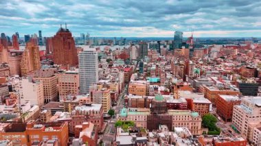 New York manzarasında eski tarz binaları olan yerleşim yerleri. Gri bulutlu gökyüzünün altında Metropolis 'in engin manzarası.