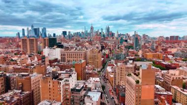 Modern New York 'un şehir hayatı, ABD. İnsansız hava aracı görüntüleri şehir merkezine doğru gidiyor..