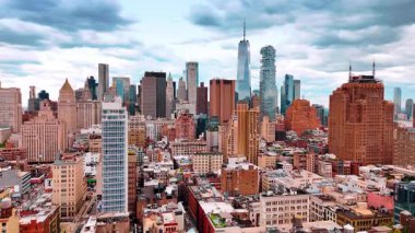 Modern New York 'un güzel şehir merkezine yaklaşıyoruz. Eski tarz şehir manzarası üzerinde İHA uçuşu.