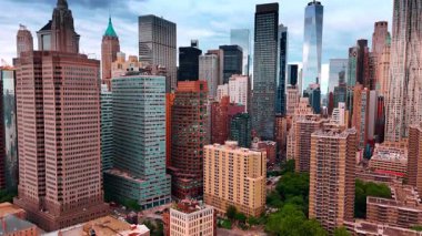 New York, ABD 'de çarpıcı çeşitli gökdelenler tasarlandı. İHA görüntüleri şehir merkezindeki kuleler boyunca yükseliyor..