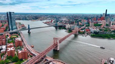 Doğu Nehri, Brooklyn Köprüsü ve Manhattan Köprüsü boyunca yoğun trafik var. New York 'un uçsuz bucaksız manzarası.