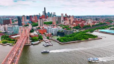 Brooklyn Köprüsü 'ne doğru giden motorlu tekne yoğun bir trafik var. New York 'un güzel rıhtımı, ABD' nin havadan bakış açısı.