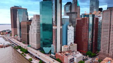 Doğu Nehri 'nin rıhtımında muhteşem çeşitli gökdelenler duruyor. Kuleler boyunca sera üzerinde insansız hava aracı uçuşu. New York, ABD.