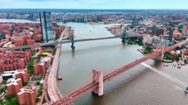 New York, ABD 'deki Doğu Nehri' nin üzerindeki uçuş. Brooklyn Köprüsü ve Manhattan Köprüsü 'ne yaklaşıyoruz..