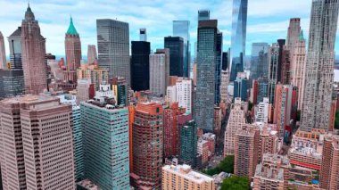Modern New York 'un muhteşem şehir merkezi, ABD. Şehir merkezinin gökdelenleri ve gökdelenleri arasında İHA uçuşu.