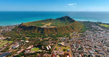 Konut altyapısı ile çevrili muhteşem Diamond Head Krateri 'ne yaklaşıyoruz. Oahu, Hawaii, ABD 'nin ünlü simgesi. Mavi su manzarasının arka planında..