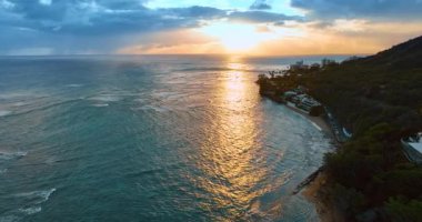 Güzel yumuşak ışık okyanusun su manzarasını yansıtır. Pasifik Okyanusu 'nun üzerinde, Hawaii kıyısı yakınlarındaki insansız hava aracı görüntüleri..