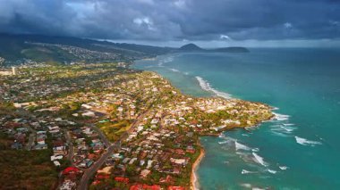 Pasifik Okyanusu 'nun son derece meskûn resimli kıyıları. Havai sahilinin yukarısındaki dramatik yağmurlu bulutların altında drone görüntüleri. Hava görünümü.