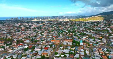 Honolulu, Hawaii, ABD 'nin engin şehir manzarası üzerinde uçuş. Arka planda modern gökdelenler.