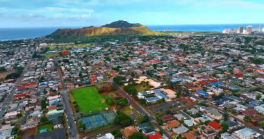 Honolulu, Hawaii, ABD manzaralı renkli villa çatıları üzerinde. Muhteşem elmas başlıklı kratere yaklaşıyoruz..