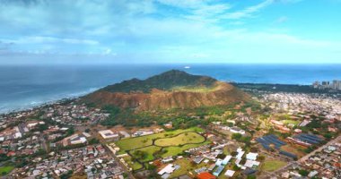 Elmas Kafa Krateri 'nin etrafındaki Honolulu' nun güzel manzarası. Pasifik Okyanusu 'nun mavi su manzarası. Hawaii, ABD.