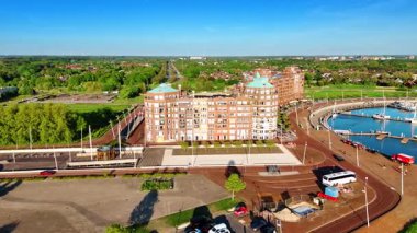 Hollanda, Lelystad 'daki Markermeer Gölü' nün kıyısındaki binalar. Şehrin liman ve yeşil manzarasında hava manzarası.