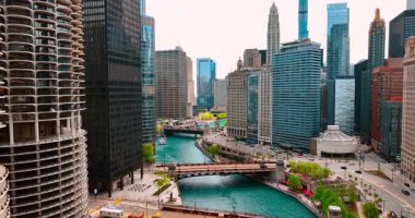 Metropolis şehir merkezindeki Chicago Nehri üzerinde uçuş. Trafiğin yoğun olduğu yollara bak.