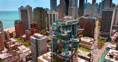 Camdan ve metalden oluşan yüksek binadaki görüntüler. Chicago, Illinois, ABD 'deki gökdelenlere bakın..